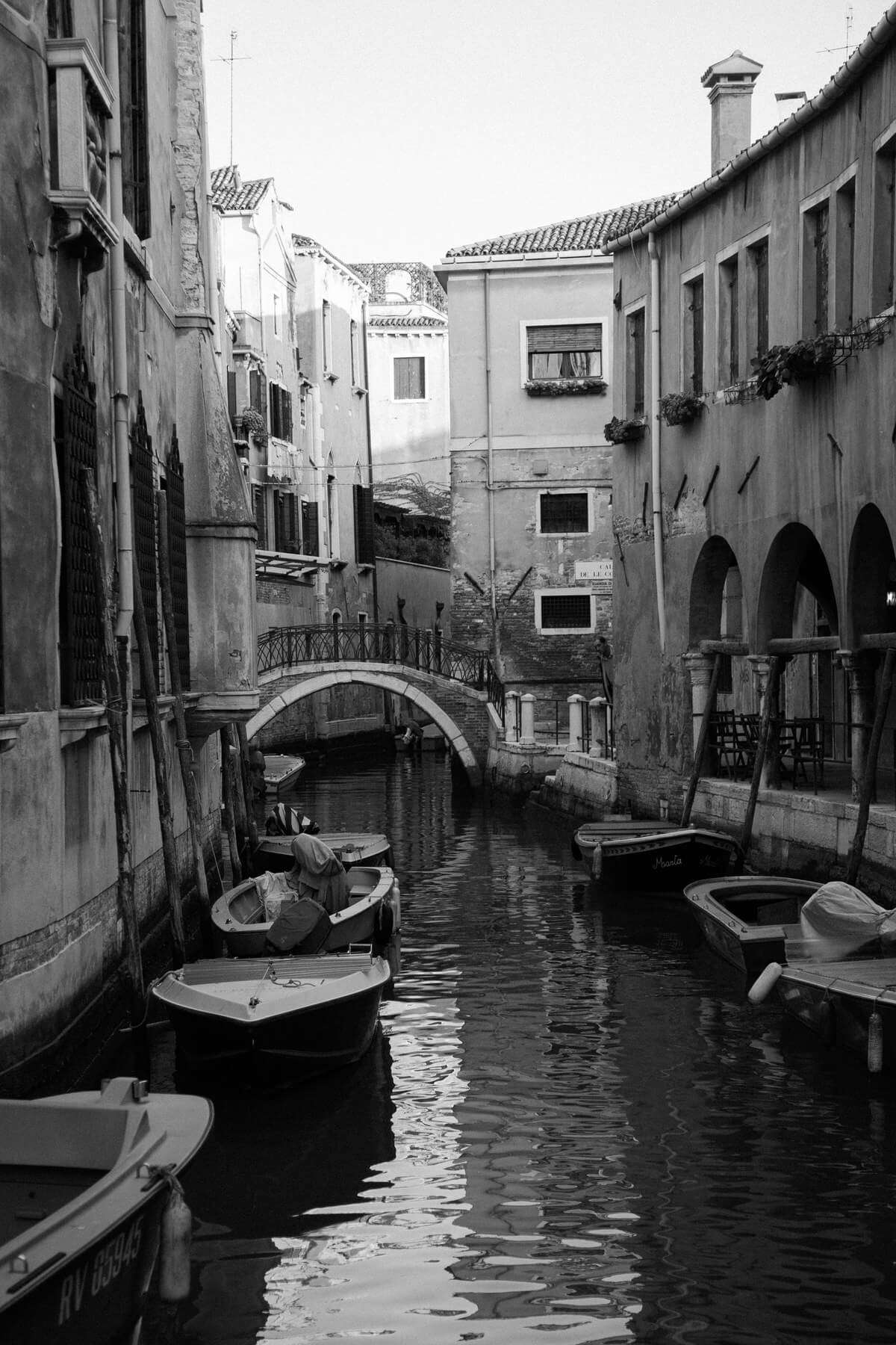 Venice-Italy-black-and-white-fine-art-photography-by-Studio-L-photographer-Laura-Schneider-_3829