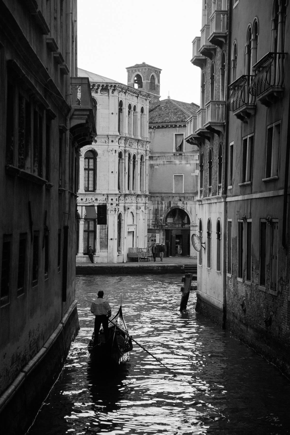 Venice-Italy-black-and-white-fine-art-photography-by-Studio-L-photographer-Laura-Schneider-_3855