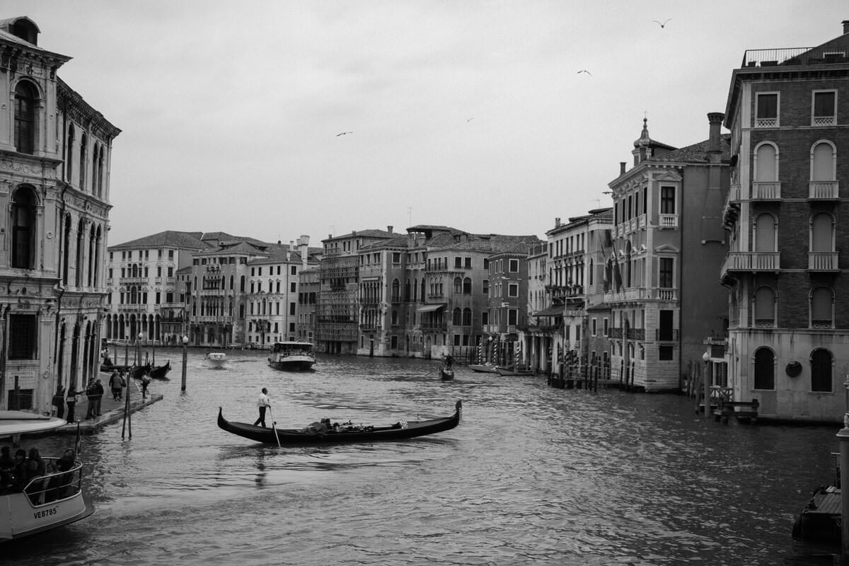 Venice-Italy-black-and-white-fine-art-photography-by-Studio-L-photographer-Laura-Schneider-_4019