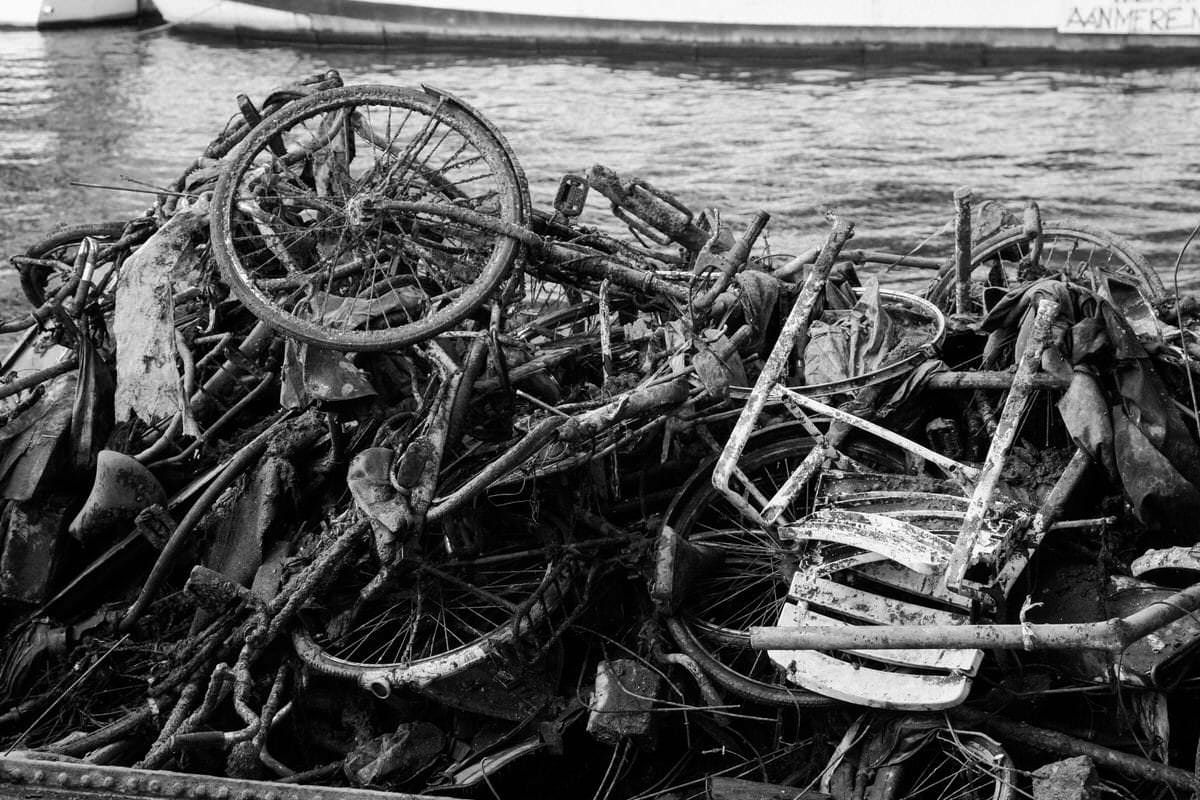 Amsterdam-Netherlands-bicycles-black-and-white-fine-art-photography-by-Studio-L-photographer-Laura-Schneider-_2930
