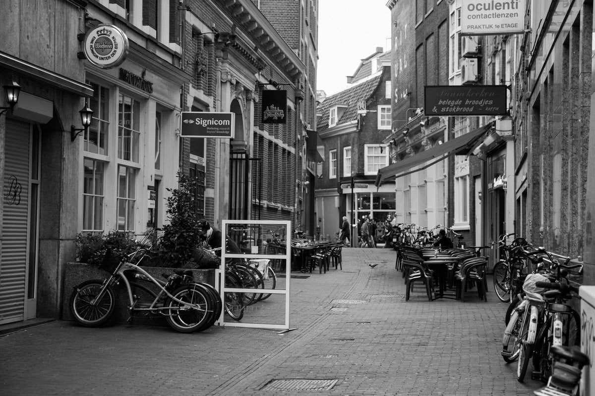Amsterdam-Netherlands-bicycles-black-and-white-fine-art-photography-by-Studio-L-photographer-Laura-Schneider-_2973