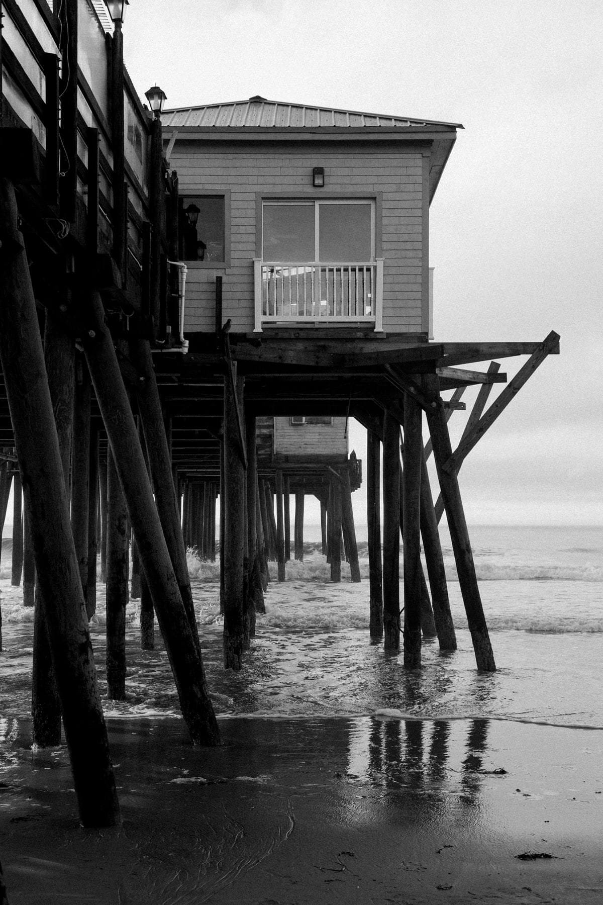 Old-Orchard_Beach-Maine-black-and-white-fine-art-photography-by-Studio-L-photographer-Laura-Schneider-_5744