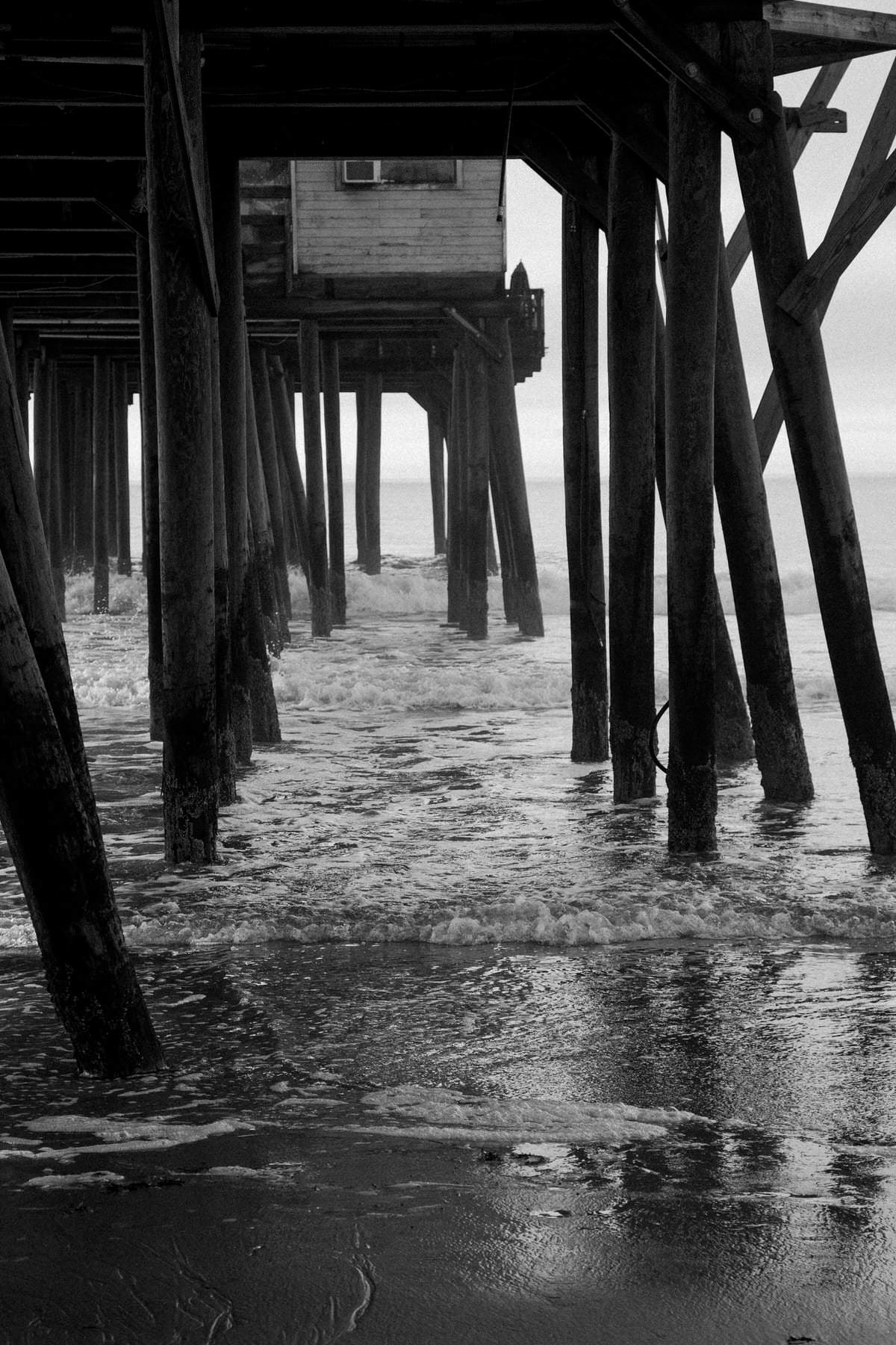 Old-Orchard_Beach-Maine-black-and-white-fine-art-photography-by-Studio-L-photographer-Laura-Schneider-_5745