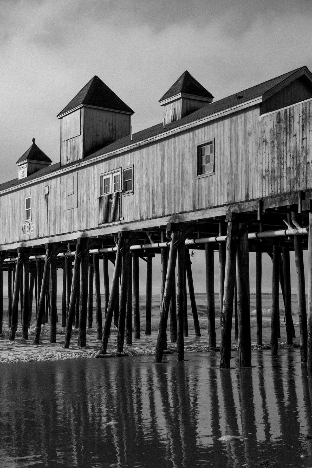 Old-Orchard_Beach-Maine-black-and-white-fine-art-photography-by-Studio-L-photographer-Laura-Schneider-_5746