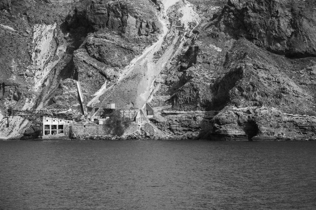 Santorini-Greece-black-and-white-fine-art-photography-by-Studio-L-photographer-Laura-Schneider-_2872