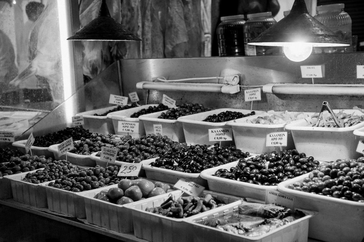 central-market-Athens-Greece-black-and-white-fine-art-photography-by-Studio-L-photographer-Laura-Schneider-_3048