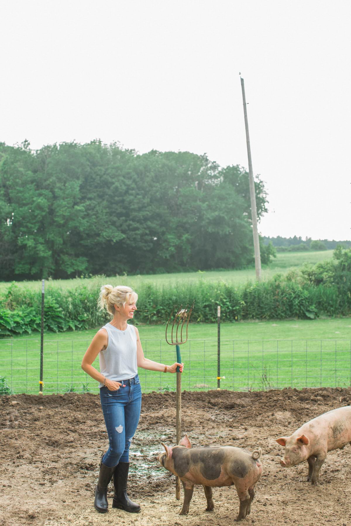 Humanely-raised-hogs-Wisconsin-farm-fine-art-photography-by-Studio-L-photographer-Laura-Schneider-_9346